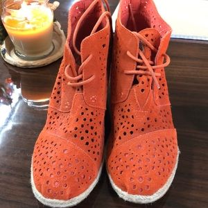 Toms Wedge Size 8.5 Color Orange.  No wear at all.  Beautiful fall color.